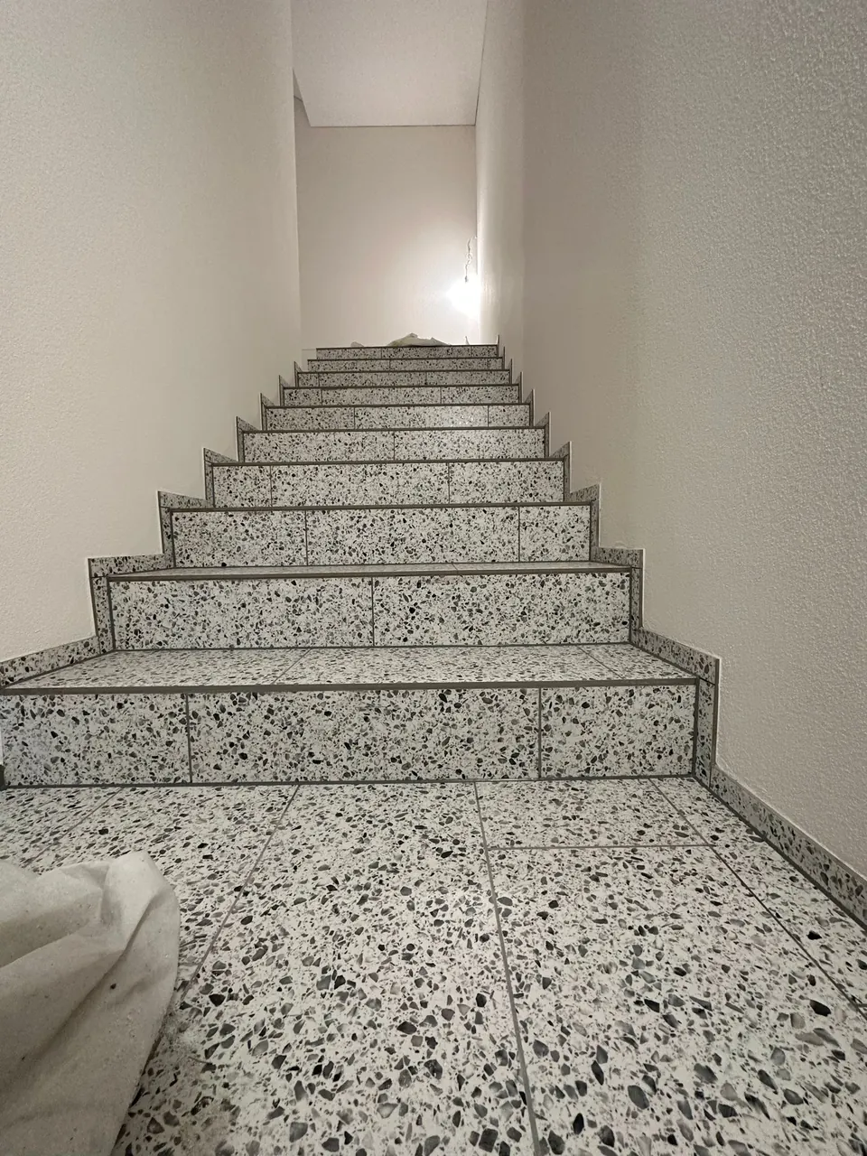 Treppe mit Terrazzo Belag und sauber verfugten Stufen