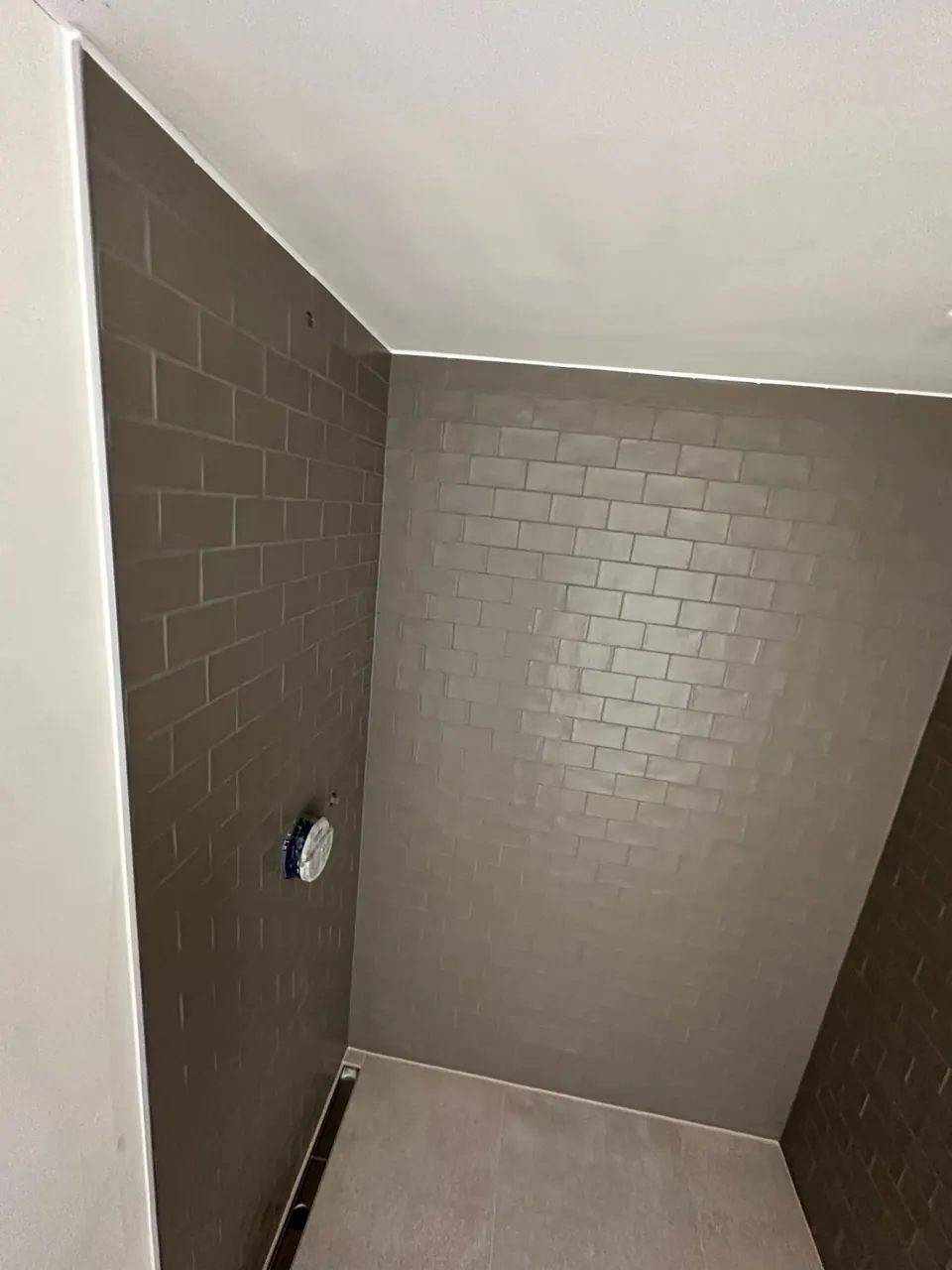 Dusche mit braunen Metro Fliesen
