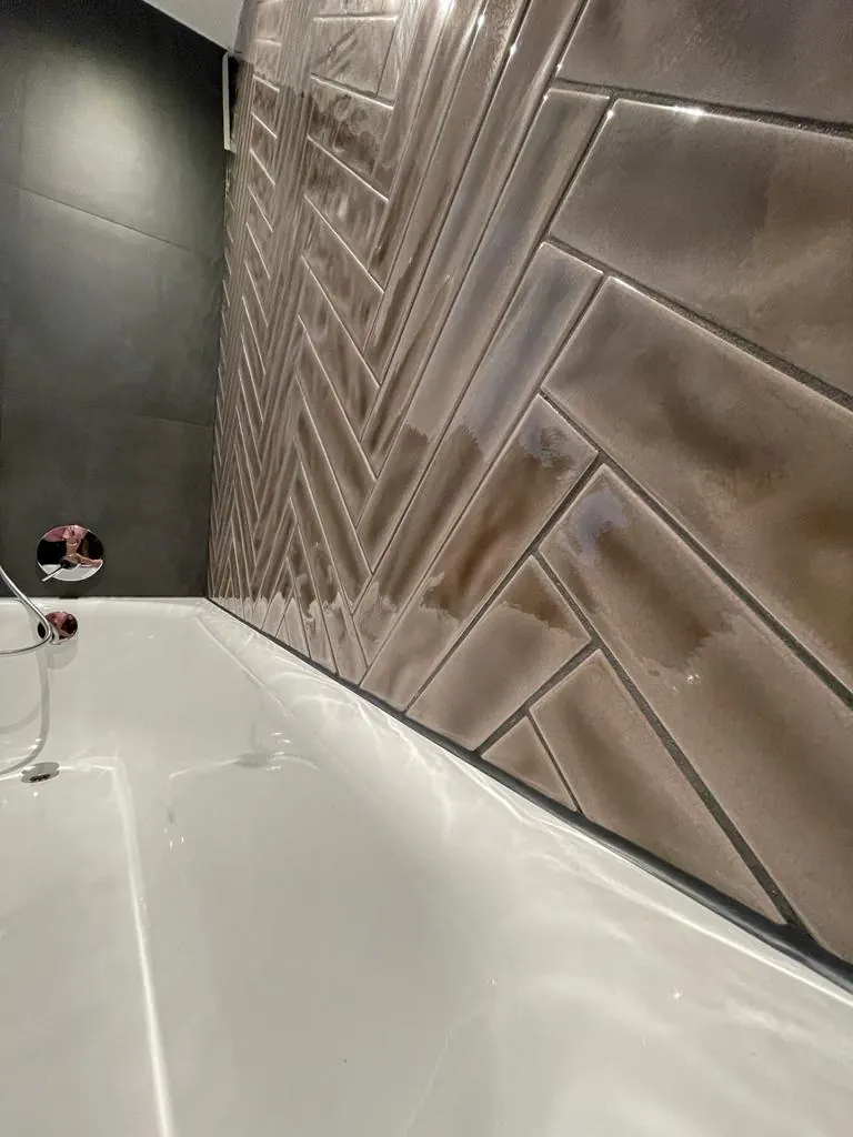 Badewanne mit Fischgrät Fliesen und Silikonfuge