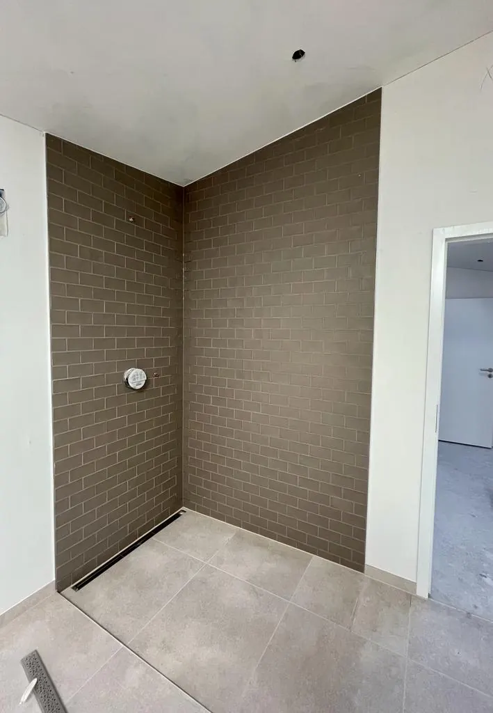 Walk-in Dusche mit Metro Fliesen und Rinne
