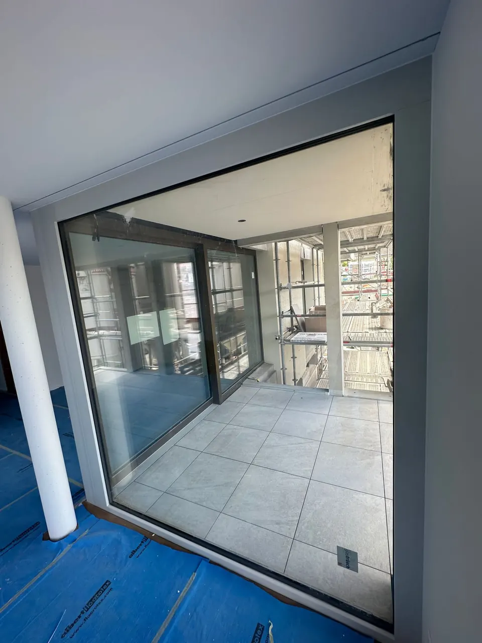 Grosse Fensterfront mit Bodenplatten