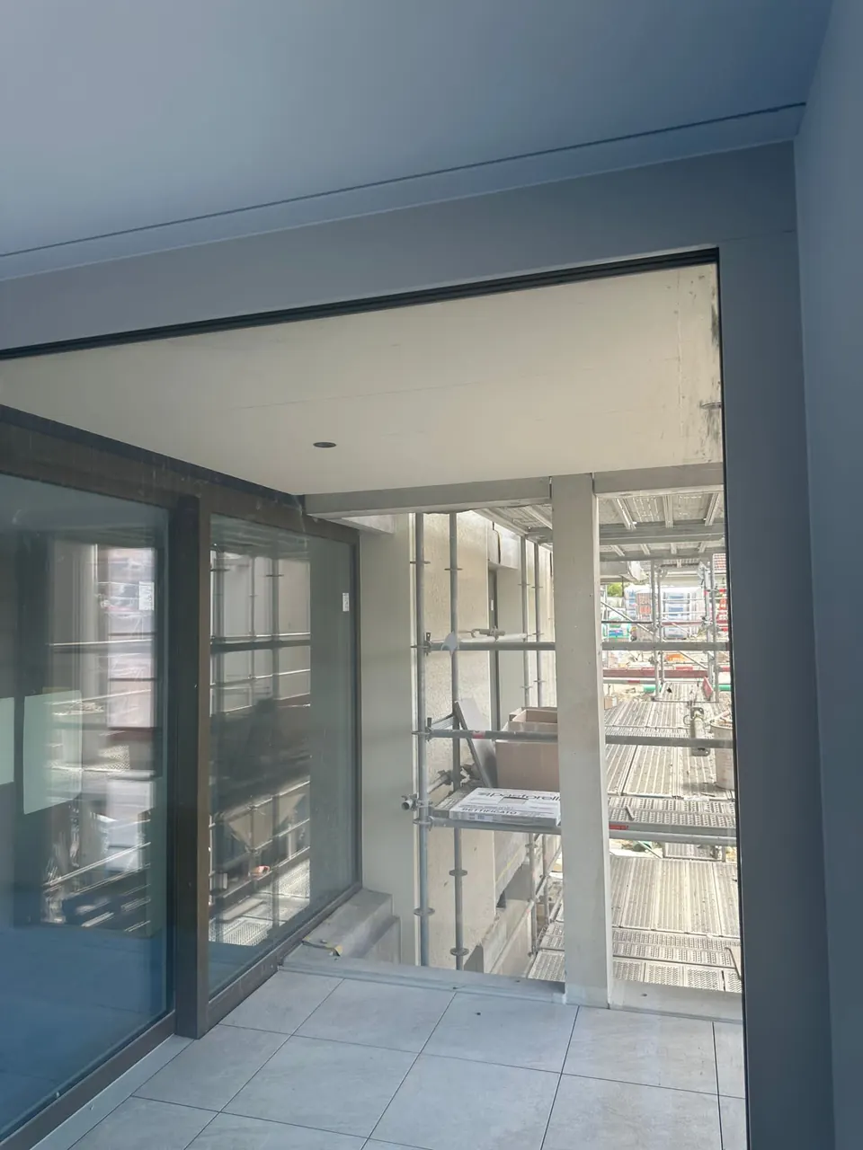 Raum mit Fensterfront und Plattenboden